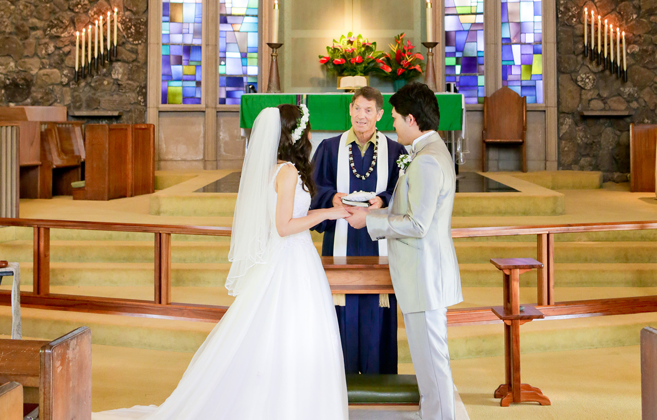 ホーリーナティビティ教会にて挙式・指輪交換するカップル